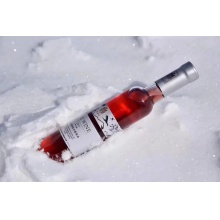 2017三星特级冰酒葡萄品种：贝达和巨峰混酿 颜色：樱桃红色 香气：李子、葡萄干等果子香气 桃花及白色花果的香气