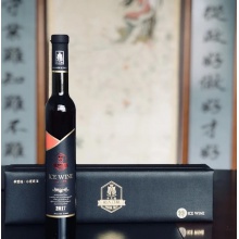 2017五星特级冰葡萄酒酒呈桃红色，具有浓郁的水果香气，酸甜适中，口感醇厚清爽，适合与各类食物搭