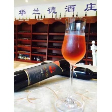 华兰德标准冰酒 酒精度5.5°总糖含量130g/L此款冰酒为葡萄在树上自然风干60天以上，冬季（12月初）人工采摘。