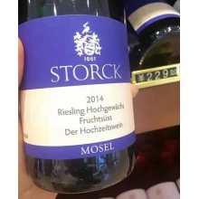原装原瓶德国雷司令白葡萄酒 酒精度7.5° 这是一款来自德国摩泽尔流域特级雷司令白葡萄酒，口感细腻，酒体饱满
