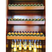 原装原瓶德国白比诺干型白葡萄起泡酒 酒精度11.5° 这是一款来自摩泽尔流域的斯托克酒庄的起泡酒